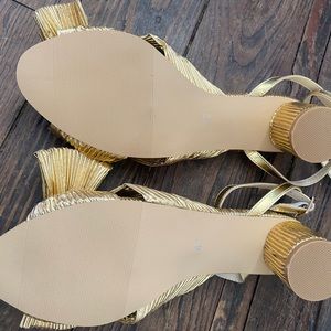 Gold Bow Heals. Size 41
